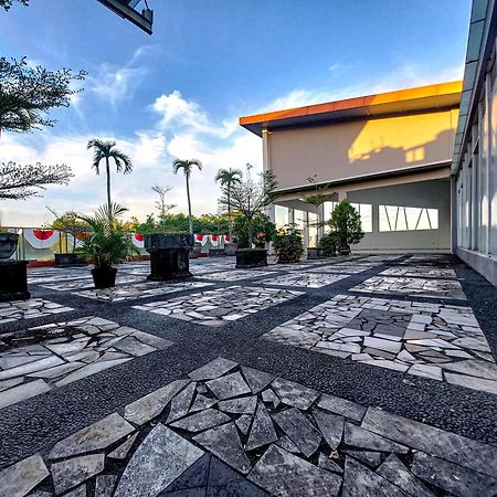 Prima Sr Hotel & Convention Yogyakarta Слеман Экстерьер фото