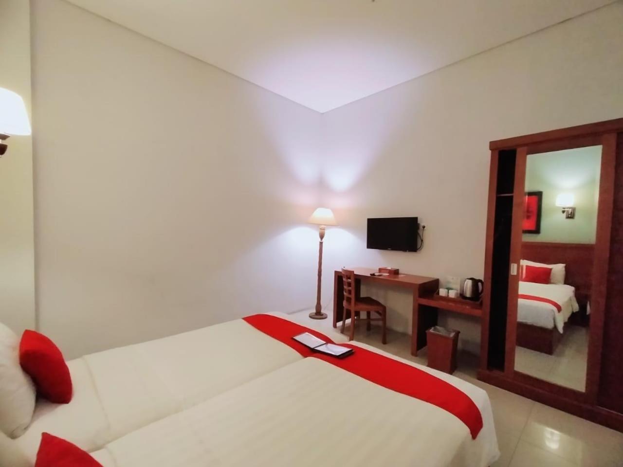 Prima Sr Hotel & Convention Yogyakarta Слеман Экстерьер фото
