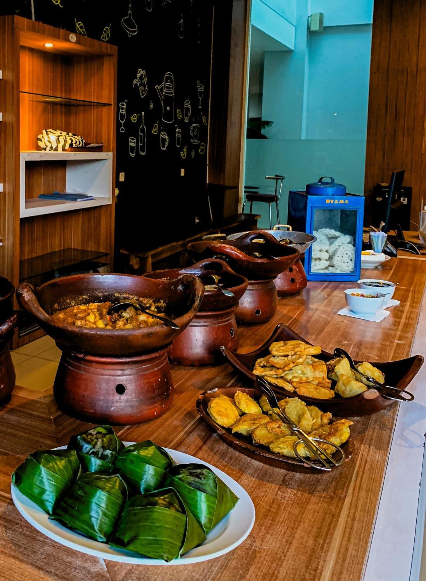 Prima Sr Hotel & Convention Yogyakarta Слеман Экстерьер фото