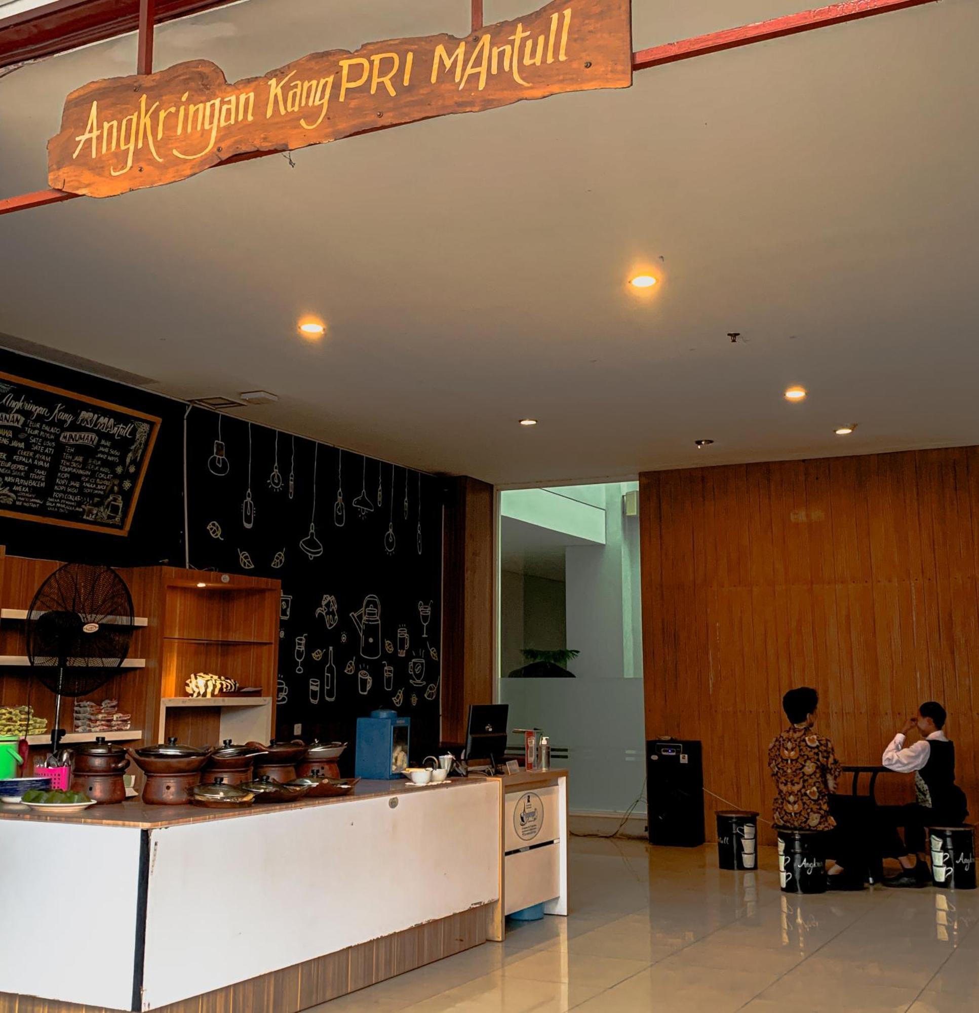 Prima Sr Hotel & Convention Yogyakarta Слеман Экстерьер фото